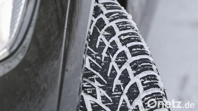 Das Profil eines Winterreifens auf einem Auto hat sich vom Schnee auf der Fahrbahn zugesetzt. Bild: Patrick Pleul/dpa-Zentralbild/dpa/Archivbild