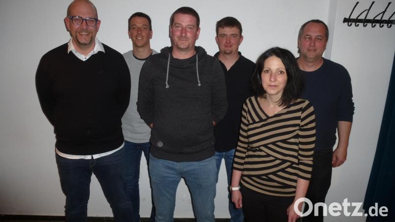 Michael Liedl, Dominik und Thomas Pritzl, Sebastian Seidel, Christina Hösl und Daniel Schweiger (von links) wollen die gute Zusammenarbeit mit Leiterin, Personal und Elternbeirat fortsetzen. Bild: bk