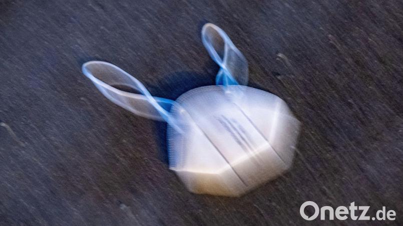 Die Maske fällt: Ab Sonntag gibt es in Bayern nur noch den sogenannten Corona-Basisschutz. Symbolbild: Stefan Sauer