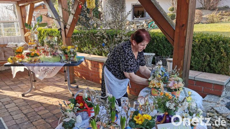 Mit Leidenschaft bastelt und backt Maria Gollwitzer und spendet den Reinerlös den Kindern in der Ukraine. Bild: gz