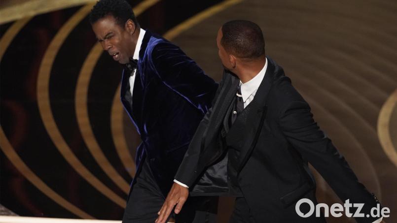 Will Smith (rechts) &quot;schlägt&quot; Präsentator Chris Rock auf der Bühne bei der 94. Verleihung der Academy Awards in Hollywood. Bild: Chris Pizzello/dpa