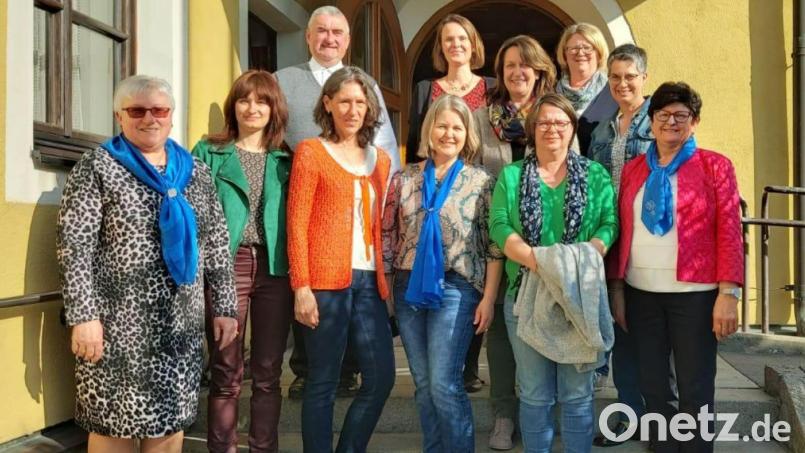 Der Frauenbund ist auch in den nächsten beiden Jahren in guten Händen. Im Bild das neue Vorstandsteam mit (vordere Reihe von links) Angelika Vogl, Sandra Schlagenhaufer, Kornelia Bösl, Alexandra Schmid, Monika Schreiber, Gerlinde Lohrer, (hintere Reihe von links) Sabine Rahm, Ingrid Hammerer, Maria Prey und Anke Spandau. Geistlicher Beirat Pfarrer Alfons Kaufmann würdigte die engagierte Arbeit der Frauen. Bild: Angelika Vogl/exb