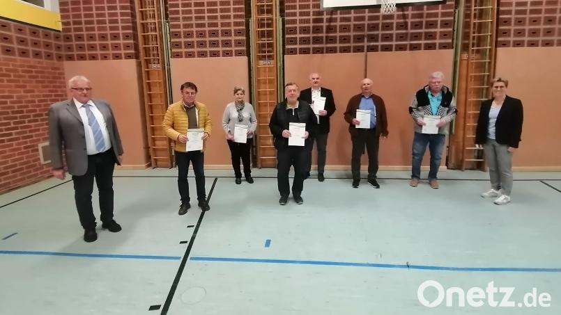 Unser Bild zeigt die Mitglieder der Siedlergemeinschaft, die für ihre langjährige Treue zum Verein ausgezeichnet wurden (von links): Vorsitzender Max Sieder, Wolfgang Witt (30 Jahre), Edith Mark (40 Jahre), Eduard Küsperth (40 Jahre), Uli Roth (20 Jahre), Erhard Jeltsch (50 Jahre), Jürgen Lehner (20 Jahre) und Erste Bürgermeisterin Marion Höcht. Bild: wam