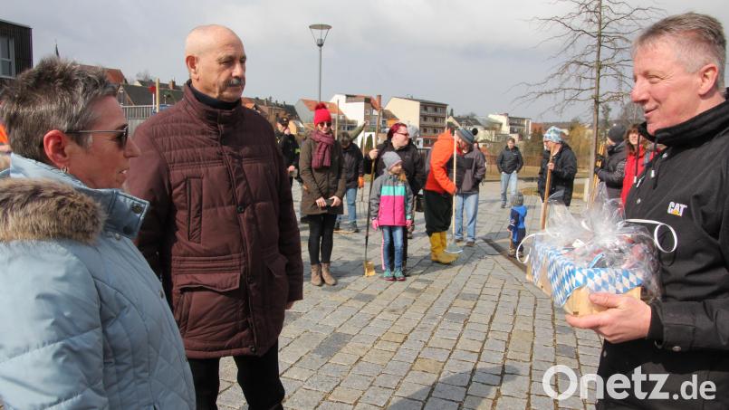 Mit einem Geschenk bedankte sich Fördervereins-Vorsitzender Vinzenz Rahn (rechts) bei Helga und Walter Landgraf, die künftig die Betreuung der Bücherkisten im Fischhofpark übernehmen werden. Bild: kro