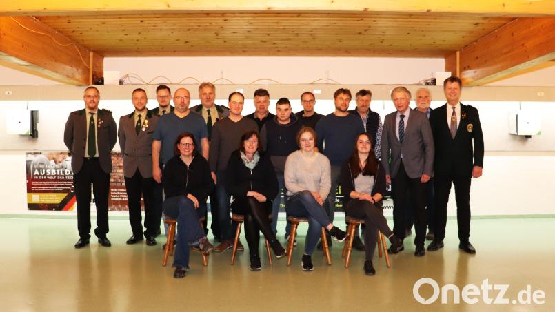 Vorsitzender Stephan Trautner (links) wurde ebenso wie der komplette Vorstand und der Ausschuss in seinem Posten bestätigt. Zur Wiederwahl und zum neuen Schießstand gratulierten Gauschützenmeister Manfred Zölch (rechts) und Bürgermeister Lothar Müller (Dritter von rechts). Bild: flt