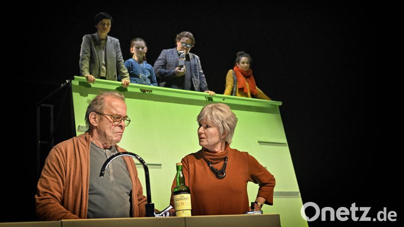 Im Stück "Gehen oder Der zweite April" von Jean-Michel Räber entwickelt ein Familientreffen eine zerstörerische Eigendynamik. Bild: Patrick Pfeiffer/exb