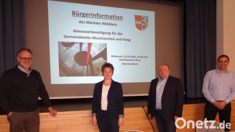 Günther Schwab vom Ingenieurbüro Zwick aus Weiden, Bürgermeisterin Sonja Meier, VG-Leiter Anton Brand und der Leiter des Wasserwirtschaftsamtes Weiden, Mathias Rosenmüller (von links) standen den Bürgern Rede und Antwort. Bild: amö