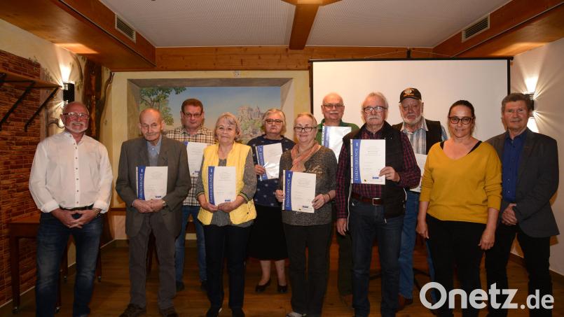 VdK-Vorsitzender Peter Richter (links) ehrte die langjährigen Mitglieder Franz und Hanna Thumfahrt, Marianne und Hans Schäfer (vorne, von links) sowie Michael Zachmann, Regina und Johann Käs und Peter Oelze (hinten). Für die Treue zum VdK dankten auch Kreisvorsitzender Josef Rewitzer und Stellvertreterin Karola Brust (von rechts). Bild: bey