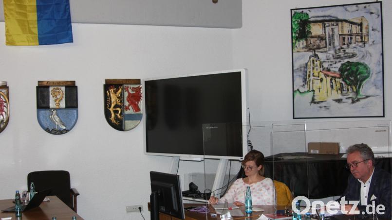 Derzeit hängt im Sitzungssaal des Wiesauer Rathauses die Fahne der Ukraine. Bild: wro