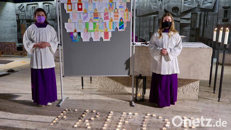 Beim Friedensgottesdienst der Pfarrei St. Michael legten die Ministranten ein Friedenspuzzle mit ihren je eigenen Anliegen und entzündeten Lichter an der Friedenskerze. Bild: ads