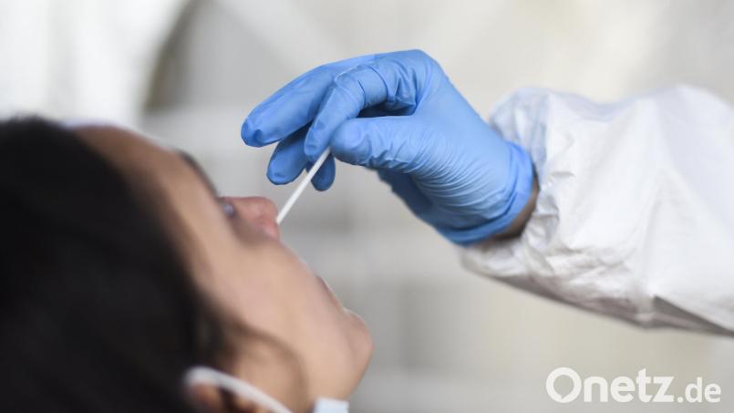 Eine Mitarbeiterin eines Testzentrums nimmt einen Nasenabstrich für einen Corona-Schnelltest. Symbolbild: Kira Hofmann/dpa