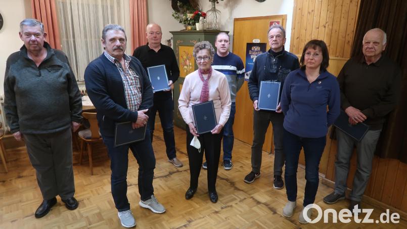 Der Sportanglerbund Weiden ehrte Mitglieder für 25 und 50 Jahre Treue. Bild: Kunz