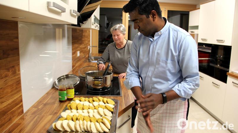 Pater Savari und Rita Bayerl kreierten die kulinarischen Genüsse aus Indien. Bild: Josef Böhm