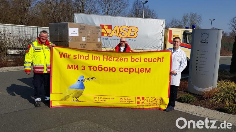 Die erste Palette Getränkebecher nehmen (von links) Georg Nickel und Roland Löb vom ASB-Regionalverband Jura bei SEDA-Betriebsleiter Herbert May entgegen. Bild: ASB-Regionalverband Jura/exb