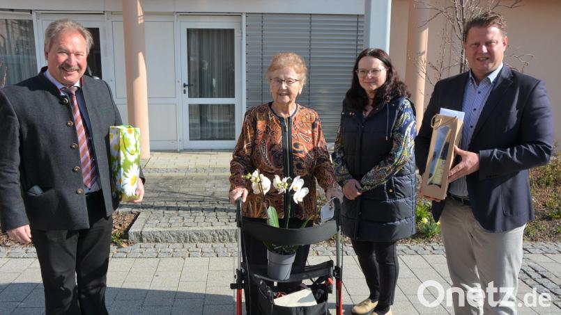 Ihren 85. Geburtstag feierte am Montag Anneliese Pelz. Seit Ende Januar verbringt sie ihren Lebensabend im Seniorenheim &quot;Haus Phönix&quot;. Unser Bild zeigt (von links) Zweiten Bürgermeister Johann Brandl, Anneliese Pelz, Tochter Anja und Ersten Bürgermeister Stefan Grillmeier. Bild: jr