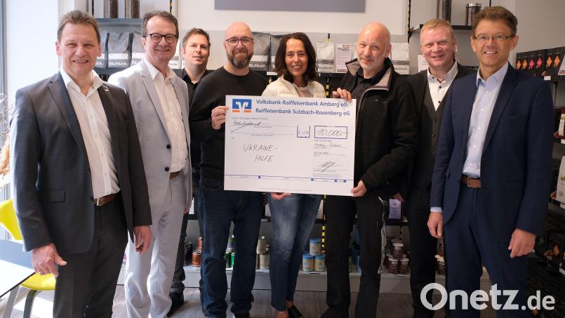 Spendenübergabe mit (von links) Erich Übler, Dieter Paintner, Thomas Retzer, Michael Sandner, Anne Marie Wagner, Hans Lauterbach, Martin Sachsenhauser und Andreas Reindl. Bild: Bernhard Tuchbreiter, VR-Amberg eG/exb