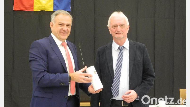 Klaus Pöllmann (rechts) legte den letzten Haushalt seiner Amtszeit vor. Landrat Roland Grillmeier verabschiedete ihn am Rande der Sitzung mit einem regionalen Whisky. Bild: as