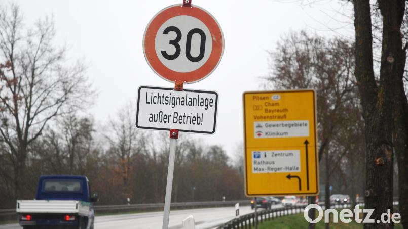 Keine Ampel und dafür Tempo 30: Dort, wo die Südost-Tangente auf die Dr.-Pfleger-Straße trifft, finden derzeit Bauarbeiten statt. Die Ampelanlage soll künftig mit LED leuchten. Bild: Gabi Schönberger