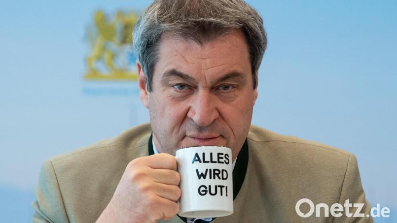 &quot;Alles wird gut&quot; steht auf der Tasse von Markus Söder, die bei der Kabinettssitzung trinkt, bei der beschlossen wurde, dass fast alle Corona-Beschränkungen in Bayern wegfallen werden. Bild: Sven Hoppe