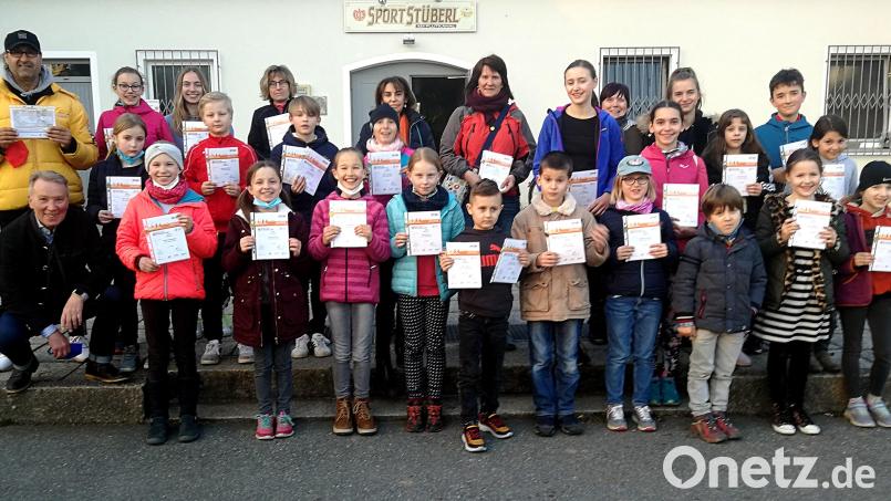 Das Deutsche Sportabzeichen gab es bei der DJK Weiden in Gold, Silber und Bronze. Geprüft wurden in fünf Sportleistungen. Bild: Reinhard Kreuzer