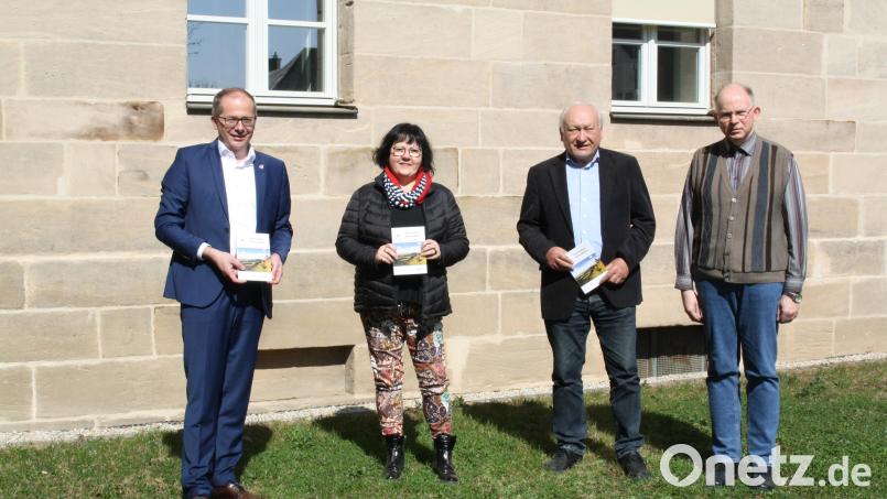 Nur im kleinen Kreis fand heuer die Präsentation des &quot;Kemnather Heimatboten&quot; statt. Von links: Bürgermeister Roman Schäffler, Autorin Liane Preininger, Schriftleiter Robert Schön, Autor Bernhard Piegsa. Bild: bjp
