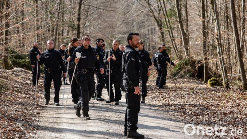Polizisten durchsuchen im Fall Sonja Engelbrecht in einem Wald Nähe Kipfenberg das Gelände. Bild: Daniel Löb/dpa/Archivbild