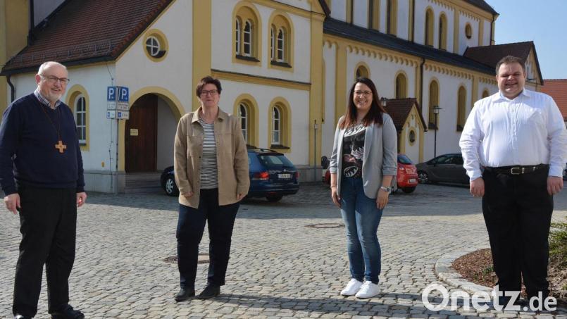 Neue Pfarrsekretärin in der Pfarrei St. Jakob Mitterteich ist Claudia Sollfrank (Zweite von links). Sandra Schug wechselt als Geschäftsführerin zum Kreisjugendring. Über den reibungslosen Wechsel freuen sich Stadtpfarrer Anton Witt (links) und Kaplan Daniel Schmid. Bild: jr