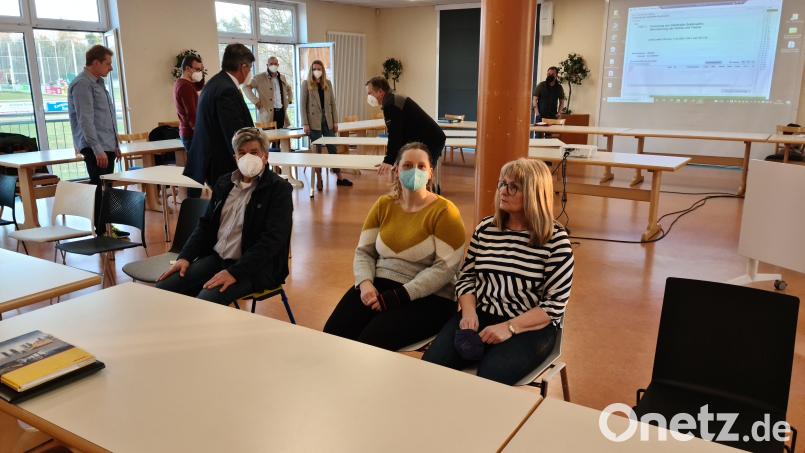 Einmal nachsitzen bitte: Thomas Mayer, Lisa Brandl und Anita Heßler (von links) probieren verschiedene Stühle aus. Im Hintergrund wird an den möglichen Tischen geruckelt. Bild: sne