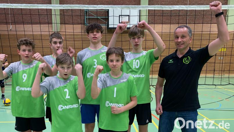 Der nordbayerische Meister heißt VC DJK Amberg (hinten von links): Jonas Drechsel, Lukas Franz, Sebastian Helm, Laurenz Mecke, Trainer Stefan Franz. Vorne von links: Max Roggenhofer, Simon Frey. Bild: Privat/exb