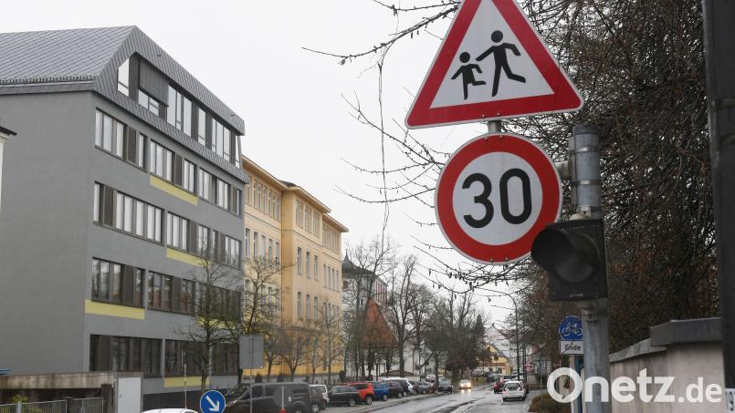 Vor dem Augustinus-Gymnasium gilt Tempo 30. Pauschal kann die zulässige Höchstgeschwindigkeit von 50 km/h jedoch nicht auf allen kommunalen Straßen gedrosselt werden. Bild: Gabi Schönberger