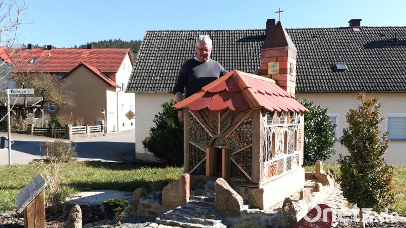 Mit Mauer, Turm und Treppe: Josef Baumer freut sich, dass seine Mini-Kirche von vielerlei Insekten besucht wird. Bild: Portner