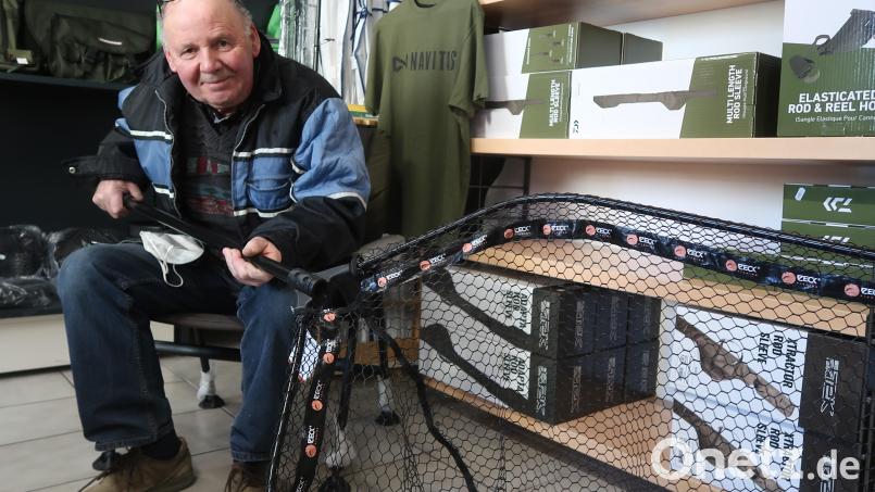 Werner Blenz (75) teilt die Leidenschaft zum Angeln seines Vaters Arno, der 1948 einen Schreibwarenladen und ein Angelfachgeschäft in Weiden eröffnete. Bild: Kunz