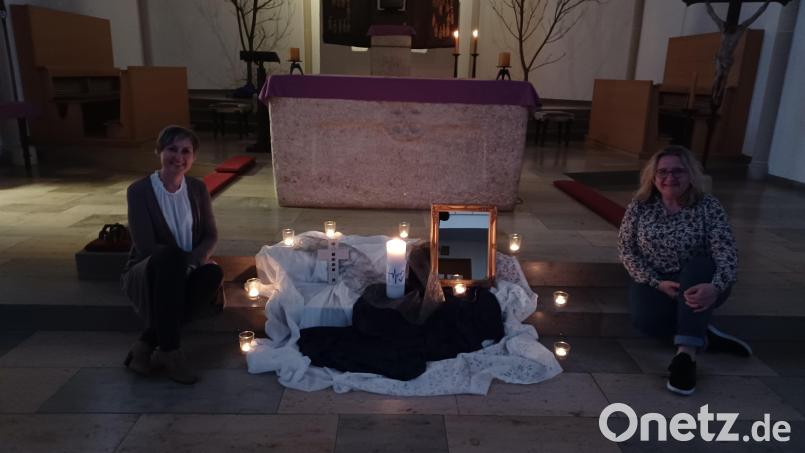 Melanie Grasser (links) und Kerstin Janner (rechts) während der Auszeit in der Manteler Kirche Bild: hok