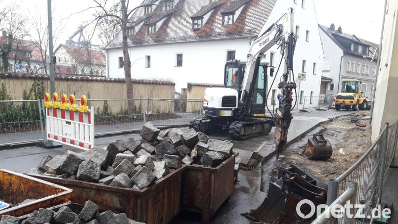 Im Bereich der Hausnummern 31 bis 37 ist die Hauptstraße in Rosenberg noch bis Gründonnerstag gesperrt. Bild: Firma Pichl/exb