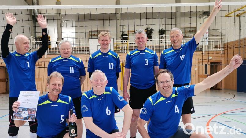 Der VC DJK Amberg wurde bei der „Bayerischen“ der Senioren Ü 59 Dritter. Auf dem Bild (hinten von links) Albrecht Rietz, Horst Küspert, Thomas Herzog, Hans Beierlein, Thomas Groha, (vorne von links) Peter Kramer, Günter Dobmeier und Siegfried Feuerstein. Bild: Thomas Groha/exb