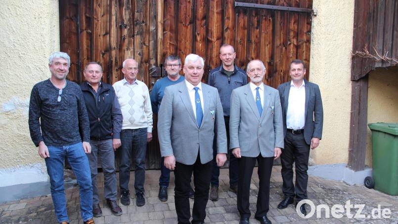 Die Krieger- und Soldatenkameradschaft Holzhammer/Neuersdorf wählt einen neuen Vorstand (von links): Werner Schlosser, Johann Braun, Josef Zeiler, Gerhard Forster, Bernhard Wagner, Hans Friedl, Vorsitzender Johann Pilarski und Bürgermeister Uwe Bergmann. Bild: ffl