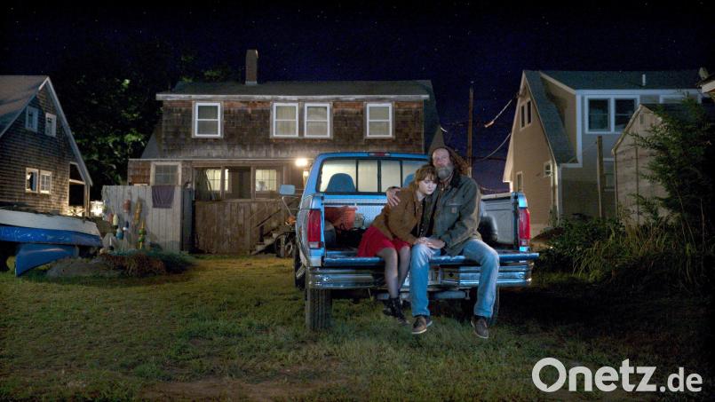 Emilia Jones als Ruby Rossi und Troy Kotsur als ihr Vater Frank Rossi in einer Szene des Feelgood-Movie &quot;Coda&quot;. Bild: Apple TV+/dpa