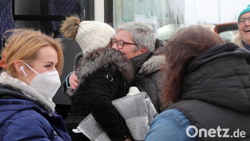 Sehr herzlich wurden am 5. März die ersten Flüchtlinge aus der Ukraine, die per Bus in Amberg ankamen, von den Helfern und Gastgebern begrüßt. Auch die beiden jungen Geflüchteten, die Beatrice Nunold und ihr Mann Uwe aufnahmen, kamen mit diesen beiden Bussen. Archivbild: Wolfgang Steinbacher