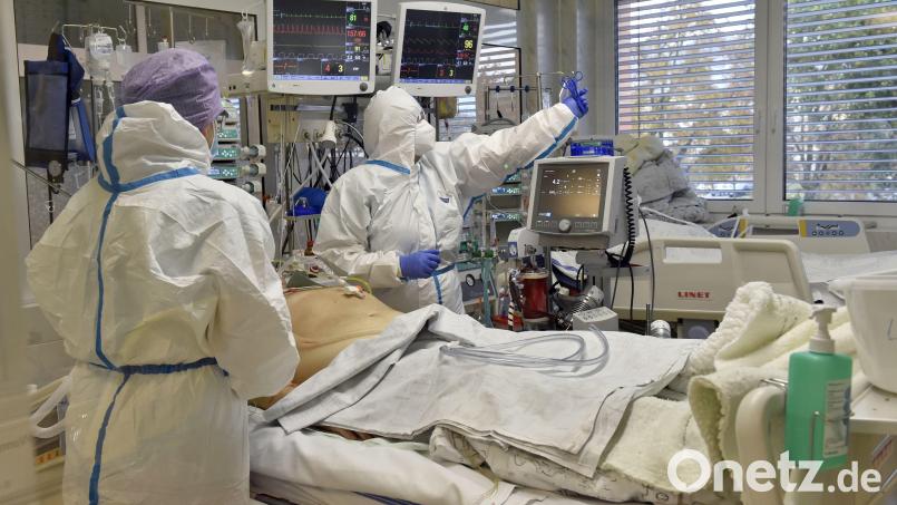 In den Krankenhäusern in der Region fallen aufgrund der hohen Infektionszahlen so viele Pflegekräfte und Mediziner aus wie nie zuvor. Symbolbild: Dalibor Glück/CTK/dpa