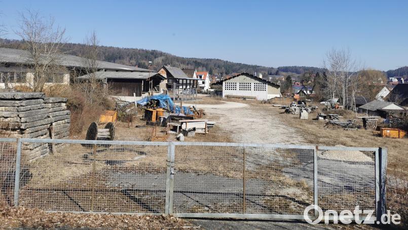 Am Bahnweg in Neukirchen wird ein Baugebiet für neun Einfamilienhäuser entstehen. Eigentümer Friedrich Hahn sieht nach der Erschließung für das Jahr 2023 zwei Bauabschnitte vor. Das alte Gebäude soll abgerissen und der Boden entsiegelt werden. Bild: mfh