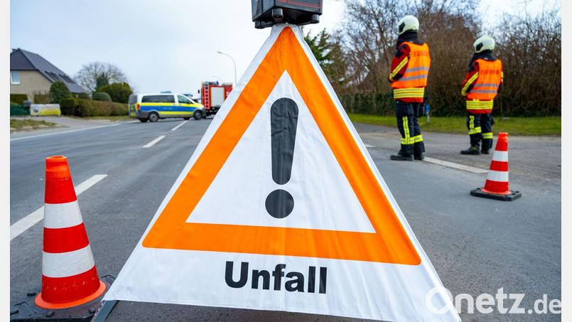 Fahrzeuge stehen nach einem Unfall auf der Straße. Bild: Stefan Sauer/dpa/Symbolbild
