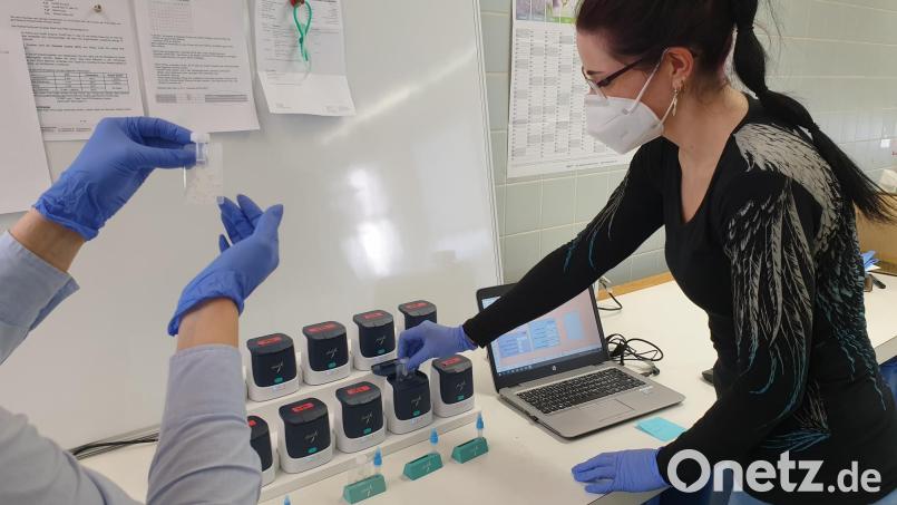 Das Labor von Bio-Variance arbeitet an einer Studie für einen neuen Coronatest. Dieser soll genauso effektiv sein wie ein herkömmlicher PCR-Test, aber auch noch schneller. Im Mittelpunkt steht dabei ein Gerät (im Bild) eines chinesischen Herstellers. Bild: Bio-Variance/exb