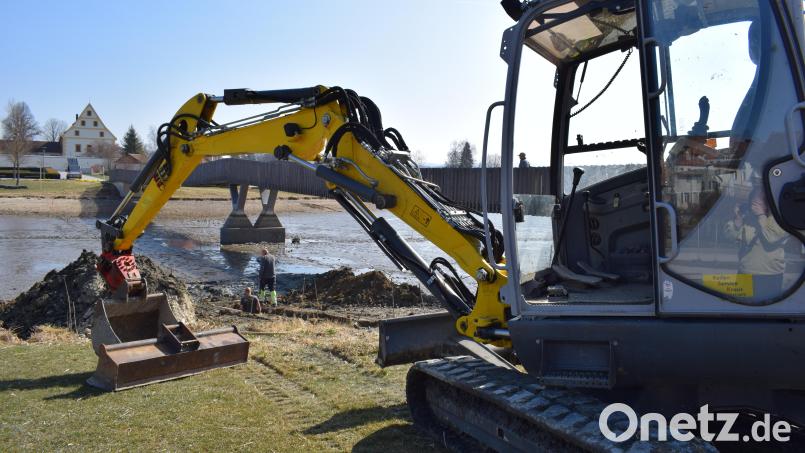 Zum ersten Mal seit der Flutung 2011 wurde der Stadtteich vergangene Woche abgelassen. Diese Woche verlegen die Stadtwerke etwa einen Meter unter dem Flussbett ein Niederspannungskabel sowie vier Leerrohre. Bild: szl