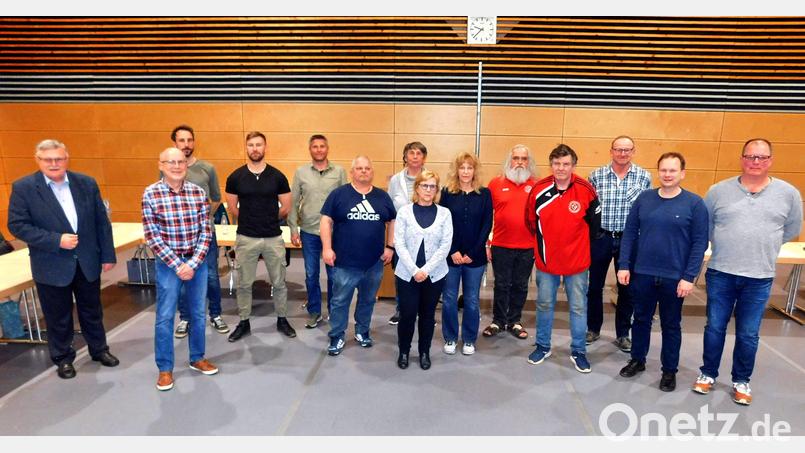 Zusammen mit Manfred Porsch führen sie den TSV Kirchenlaibach: Harald Zimmermann, Peter Knappe, Andreas Dötsch, Klaus Schindler, Stefan Schleser, Renate Himsel, Angela Kreutzer, Conny Weiß, Peter Krönert, Lothar Büringer, Werner Knappe, Christian Porsch und Eckhardt Prantschke (von links). Bild: hai