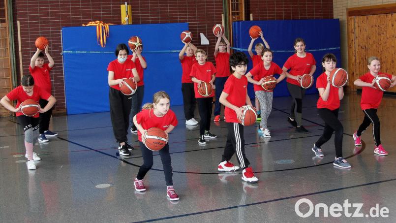 Der richtige Umgang mit dem Basketball will gelernt sein. Die GTK 5 in Aktion. Bild: wro