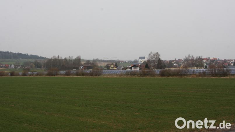 Der &quot;Solarpark Fuchsmühl 2&quot; soll unterhalb der bereits seit zwölf Jahren bestehenden Anlage errichtet werden. Die Fläche liegt in der Nähe des Waldbadeweiher-Geländes. Bild: wro