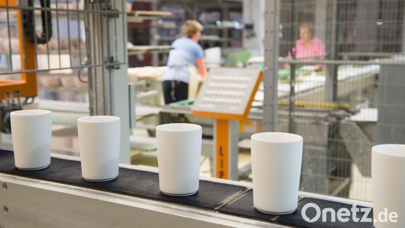 Weiße Keramikprodukte werden in der Produktionshalle eines Porzellanherstellers verarbeitet. Symbolbild: Sebastian Kahnert