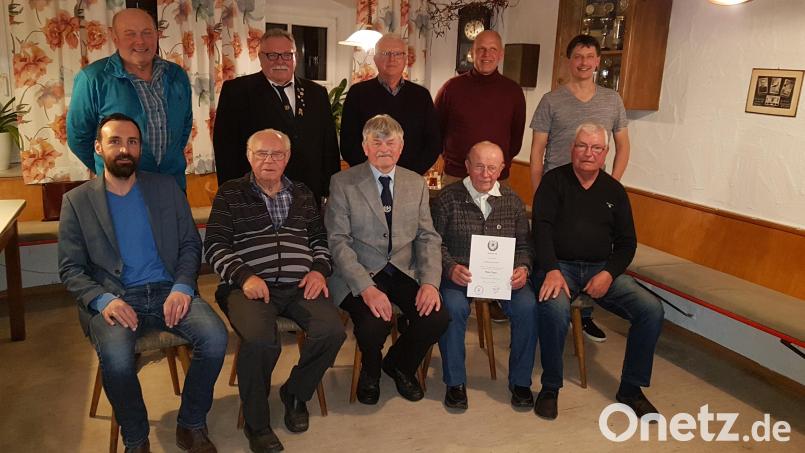 Der Soldaten- und Kriegerverein Burgtreswitz wird die nächsten fünf Jahre von diesem Team geführt. Alfred Gissibl (mit Urkunde) wurde für 60-jährige Treue geehrt. Dazu gratulieren Bürgermeister Armin Bulenda (vorne, links) und Kreisvorsitzender Richard Berger (stehend, Zweiter von links). Bild: gi