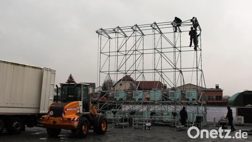 Mittlerweile sind die Aufbauarbeiten beendet, denn am Freitag startet wieder das Kemnather Autokino auf dem Festplatz. Bild: stg