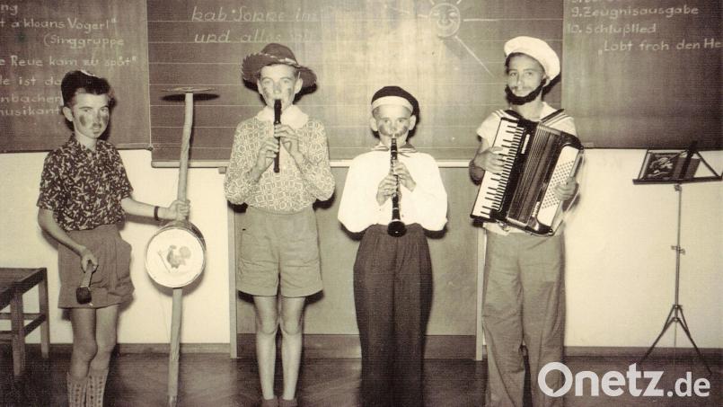 Bereits 1956 spielte der 13-jährige Sepp Ertl (Zweiter von rechts) bei der Abschlussfeier seiner Hahnbacher Volksschule die Klarinette. Bild: Archiv Sepp Ertl/exb